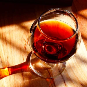 Ein Glas Tawny Portwein auf einem Holztisch.